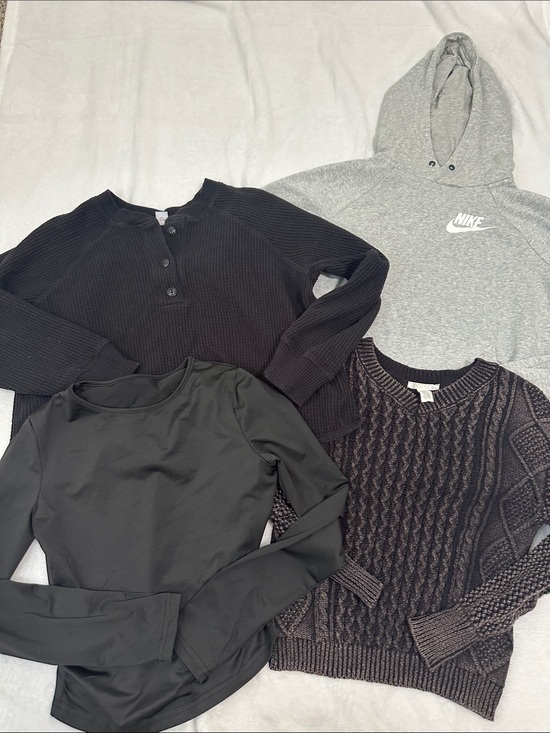 Nike Tops - 🏰 Bundle of 4 Woman’s Top/Sweater/Sweatshirts Size Medium